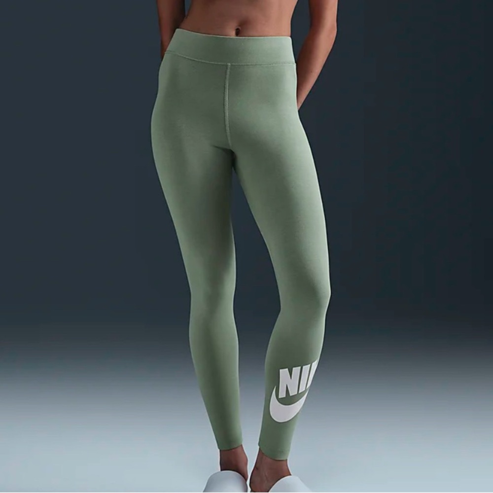 NWT Tight Fit High Rise Nike Leggings size Medium